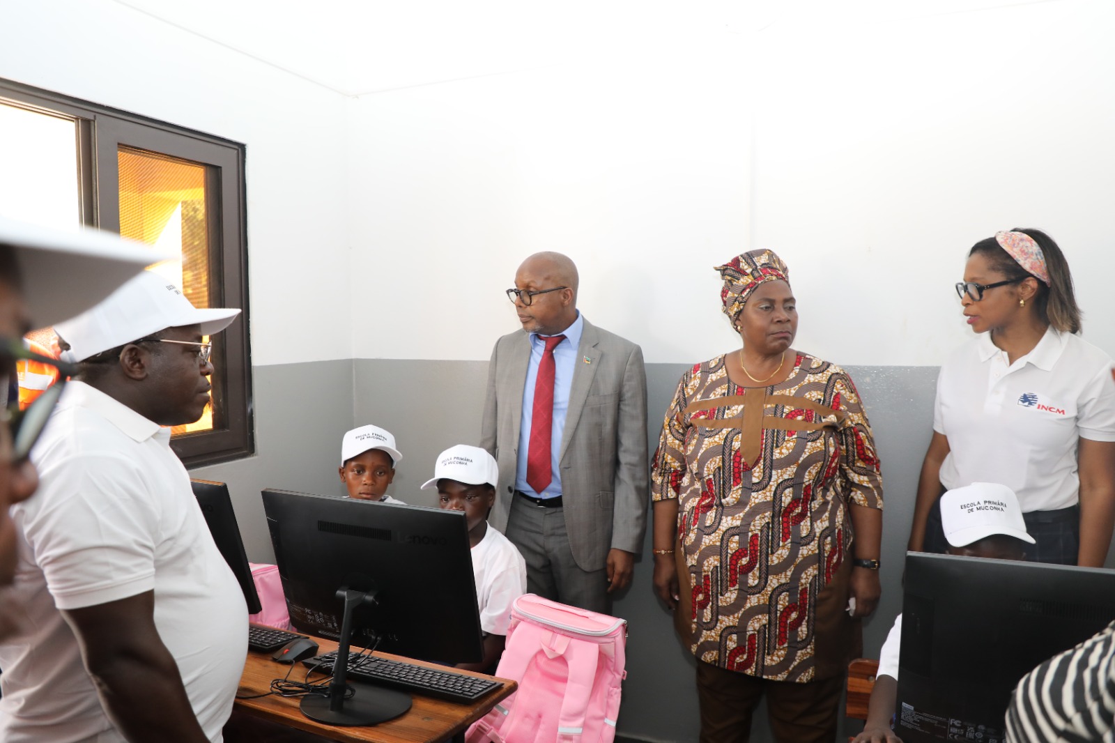 MINISTRO MUCHANGA ENTREGA INTERNET E COMPUTADORES EM TSETSERA