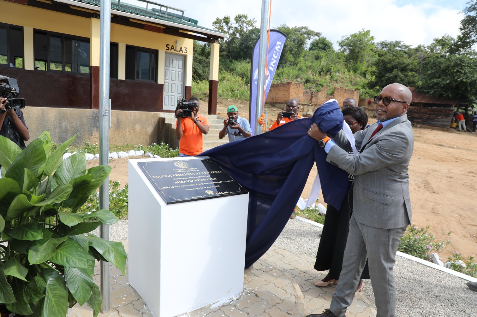 MINISTRO MUCHANGA INAUGURA ESCOLA EM TSETSERA